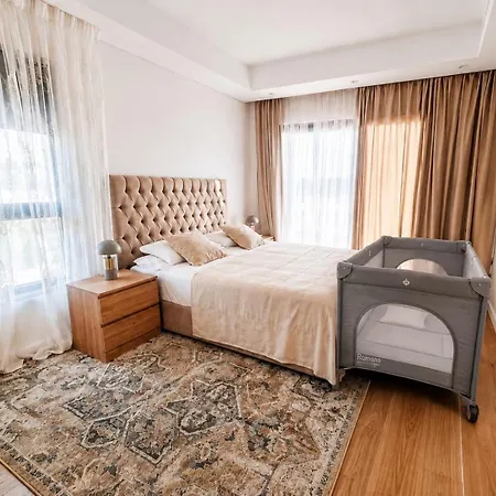 Pearl Family 3-br Penthouse - 150m & Free Parking