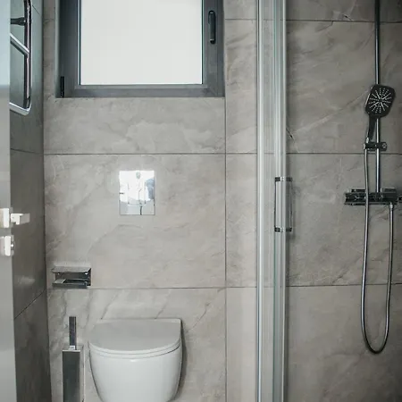 Pearl Family 3-br Penthouse - 150m & Free Parking