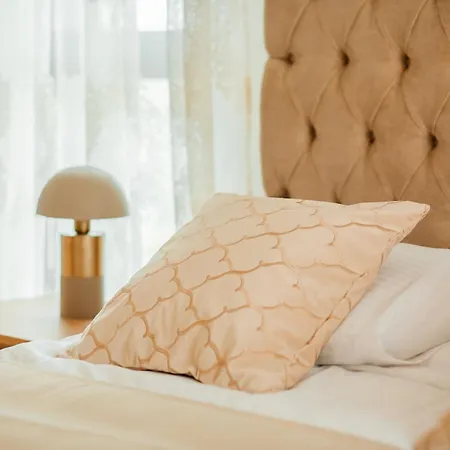 Pearl Family 3-br Penthouse - 150m & Free Parking شقة