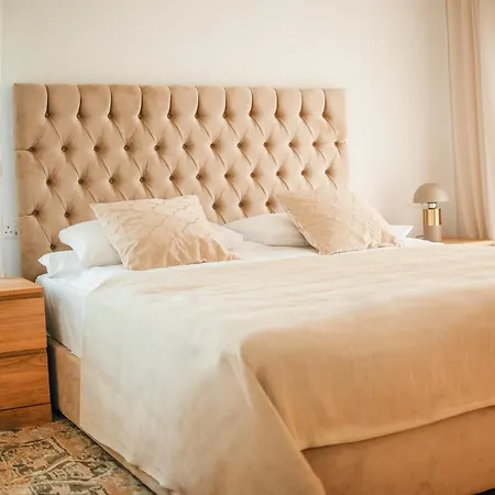 Pearl Family 3-br Penthouse - 150m & Free Parking شقة *