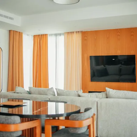 Pearl Family 3-br Penthouse - 150m & Free Parking شقة