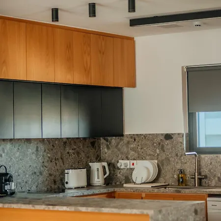 Pearl Family 3-br Penthouse - 150m & Free Parking شقة