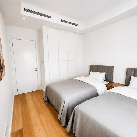 Pearl Family 3-br Penthouse - 150m & Free Parking *