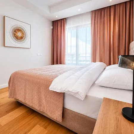 Pearl Family 3-br Penthouse - 150m & Free Parking * ليماسول