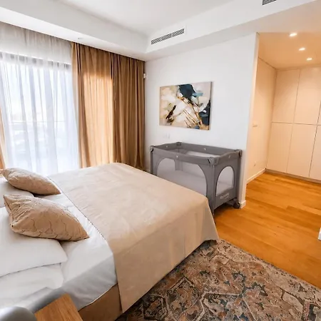 Pearl Family 3-br Penthouse - 150m & Free Parking ليماسول