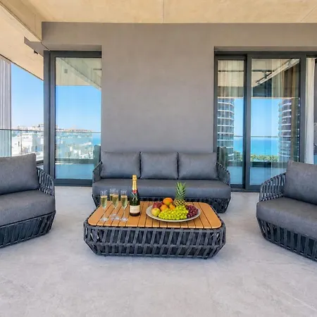 Pearl Family 3-br Penthouse - 150m & Free Parking * Limassol